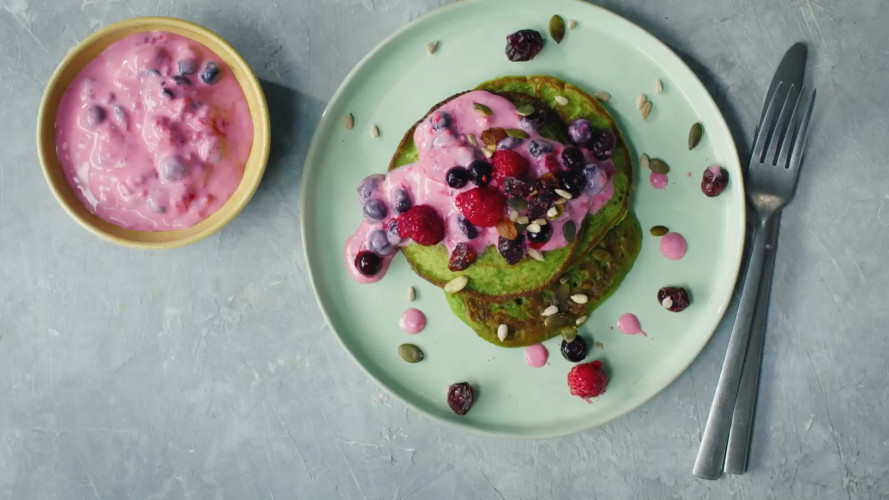 Spinaziepancakes met fruit en yoghurtsaus