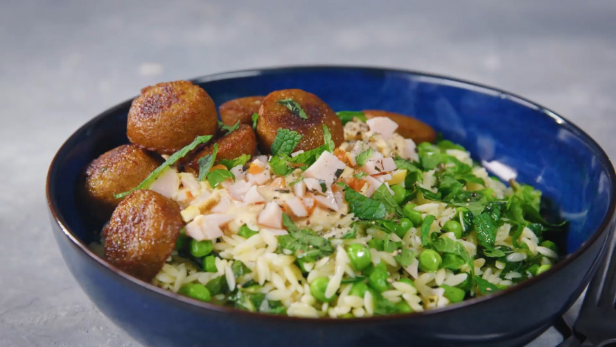 Falafelbowl met riso, tuinerwten, munt en kip-hummus