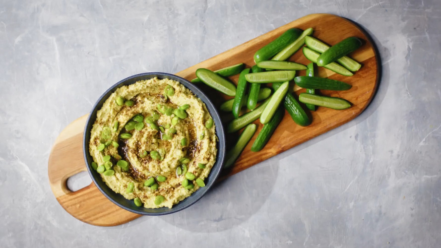 Komkommer met hummus van tuinbonen