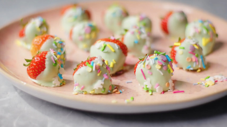 Versierde aardbeien met chocolade