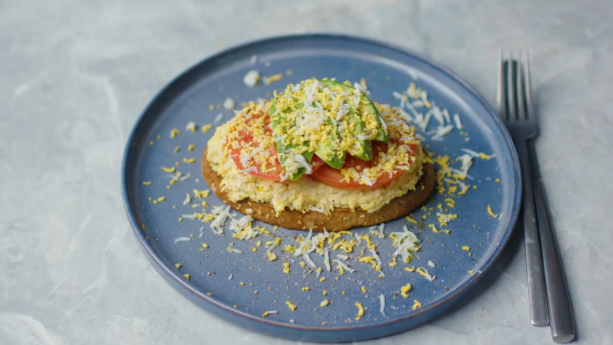 Toast met geraspt ei en truffel