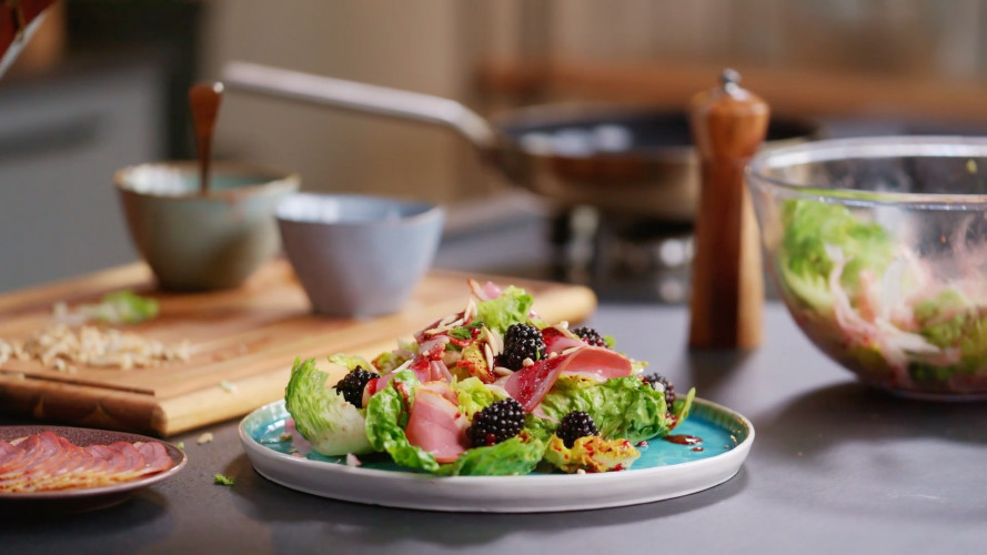 Salade van venkel, babyromaine en gerookte eendenborst met bramendressing van Hugo Kennis