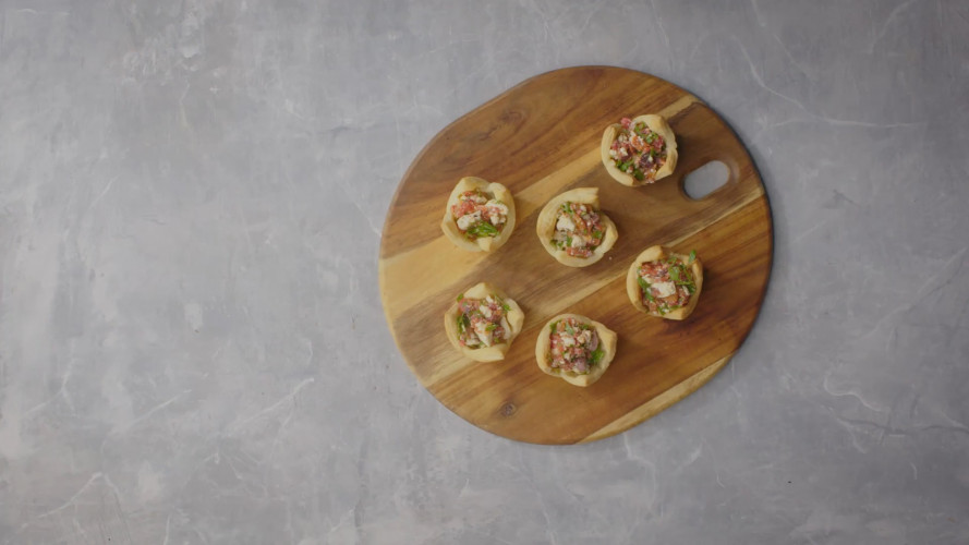 Bladerdeegbakjes met feta- en paprikavulling