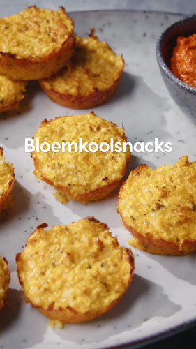 Bloemkoolsnacks met cheddar en paprikadip