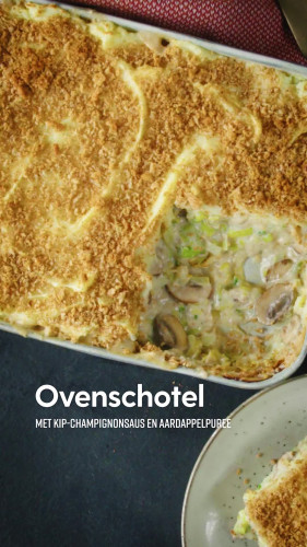 Gezonde ovenschotel met kip-champignonsaus, prei en aardappelpuree