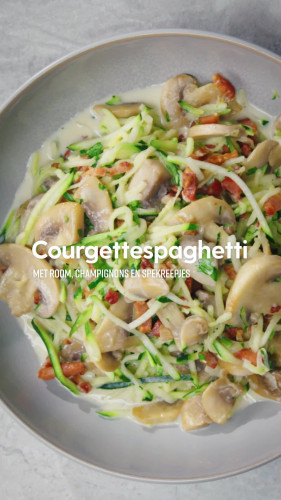 Courgette-spaghetti met room, champignons en spekreepjes
