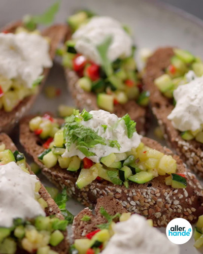 Bruschetta met burrata, warme courgettesalade en munt