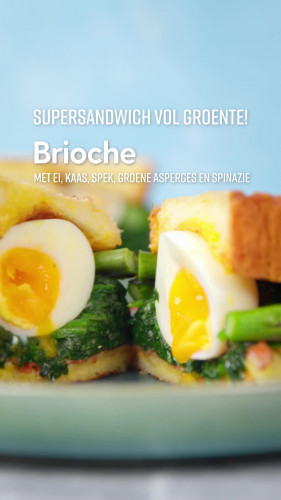 Brioche met gekookt ei, kaas, spek, groene asperges en spinazie