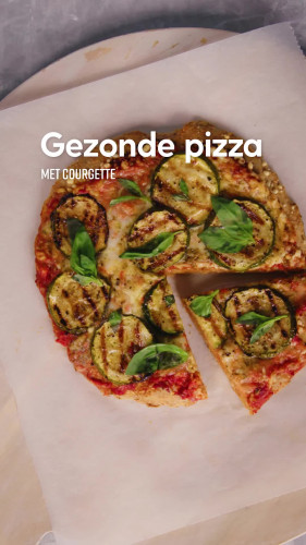 Gezonde pizza met courgette