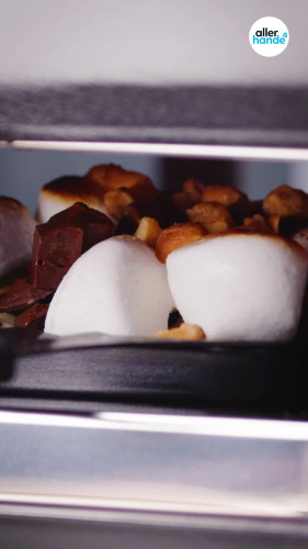 Marshmallow-bananensplit met chocoladesaus uit een gourmetpannetje