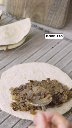 Black bean taco's met korianderdip