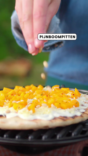 Skottelbraai pizza bianca met pompoen en rauwe ham