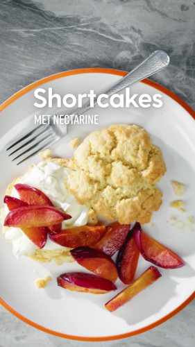 Shortcakes met in de oven gebakken nectarine en crème fraîche