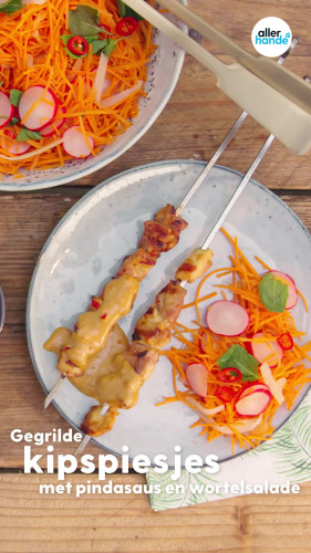  Gegrilde kip-spiesjes van de BBQ met pindasaus en wortelsalade