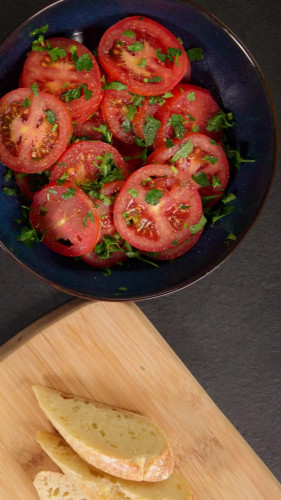 Spaanse tortilla met brood en tomatensalade