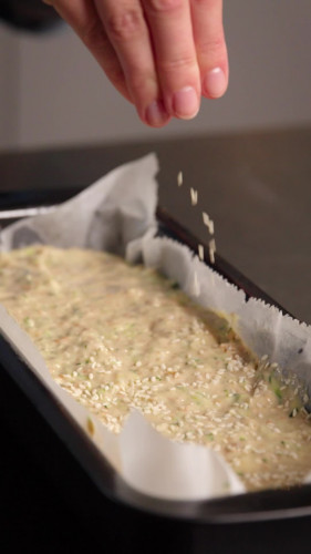 Gezonde courgette-bananenbrood met sesam