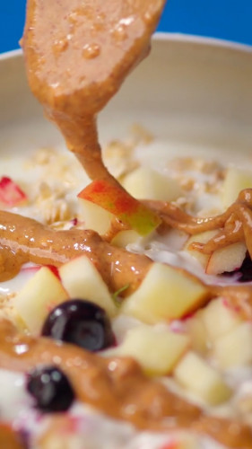 Havermoutontbijt met appel en blauwe bessen