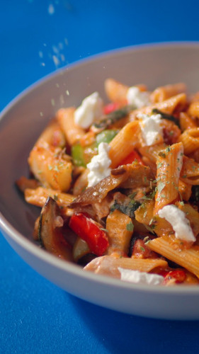 Pasta met gegrilde groente en geitenkaas
