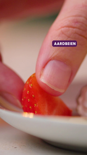 Meringuetaartje met vanille-ijs, chocoladesaus en suikerspin