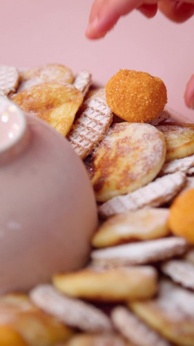 Poffertjes-stroopwafelkrans met boterbolletjes