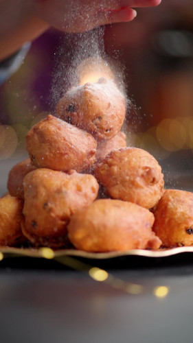 Oliebollen met gouden poedersuiker