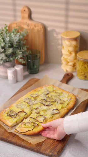 Plaatpizza met aardappel, rode ui en Parmezaanse kaas