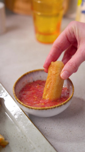 Kaas-paprikabroodrolletjes met tomatendip