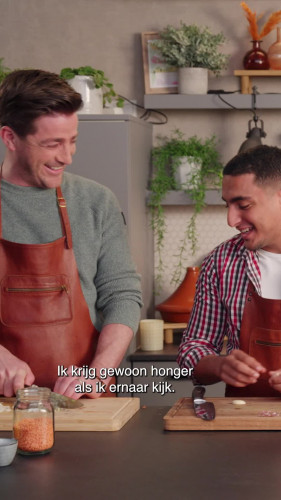 Hugo kookt voor de iftar met boer Ayoub