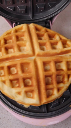 Makkelijke wafels met rood fruit en poedersuiker