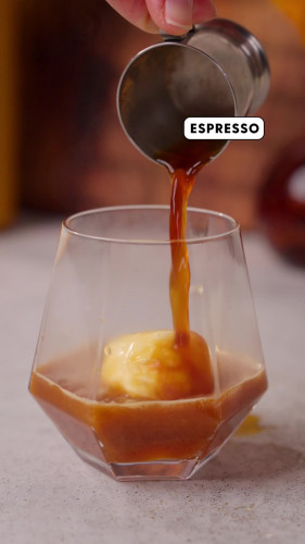 Affogato met zoute kokos-karamelsaus