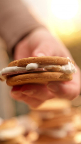  'S Mores-board met poffertjes en aardbeien