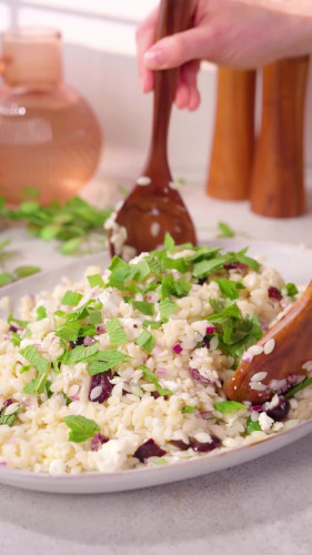 Frisse orzosalade met feta en olijven