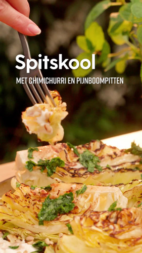 Spitskool met chimichurri en pijnboompitten