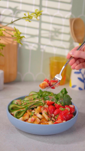  Zomerse bowl met halloumi en aardbeiendressing