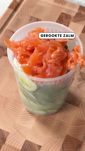 Frisse komkommersalade met zalm