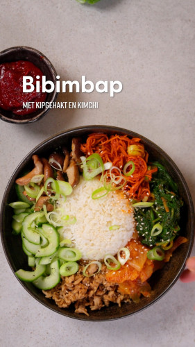 Bibimbap met kipgehakt en kimchi