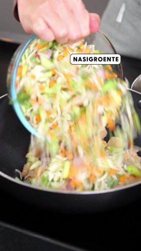 Nasi met vega kipstuckjes en satésaus