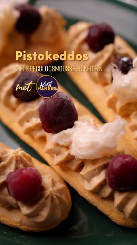 Pistokeddos met speculoosmousse en kersen