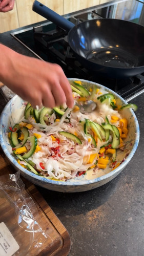Noedelsalade met mango en garnalen van Hugo Kennis
