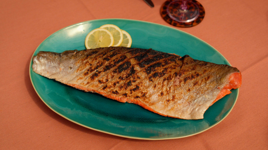 Hele sockeye van de BBQ