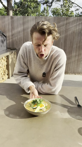 Rode curry noedelsoep met kipgehaktballetjes van LekkerSeb