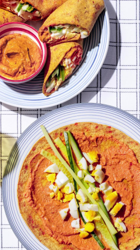 Wortelwraps met zuivelspread, komkommer en ei
