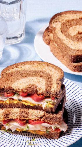 Swirlbrood met hummus, kipfilet en gegrilde paprika