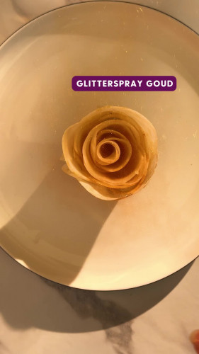 Bouillon met knolselderijbloem